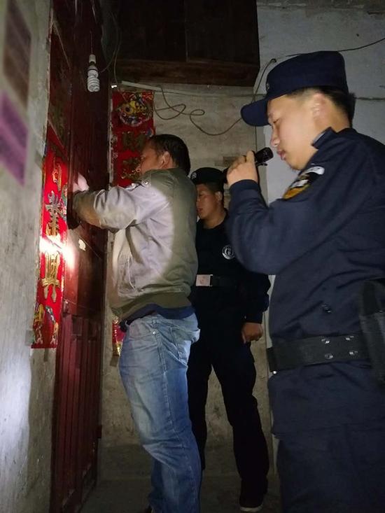 红河粗心妈妈误将幼女锁家中 民警全城寻开锁师傅开门